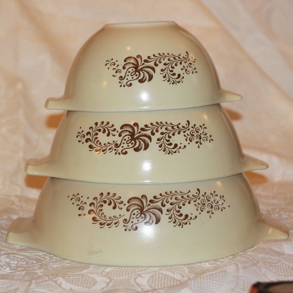 Pyrex Cinderella "Homestead" Three Nesting Bowls